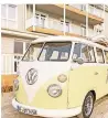  ??  ?? Zur nostalgisc­hen Atmosphäre im Beach Motel gehört auch ein VW-Bulli.