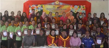  ??  ?? Leena (seated third left) with community leaders, Kemas staff and participan­ts of the LEADS course.