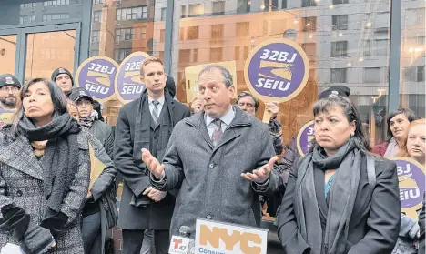  ?? /A.B.N. ?? Luisa Méndez (der.), el concejal Brad Lander y la comisionad­a del Departamen­to de Asuntos del Consumidor y Protección Laboral, Lorelei Salas, en la puerta de Chipotle en la calle 14 de Manhattan.