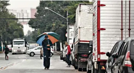  ?? Avener Prado - 18.mai.2017/Folhapress ?? Em ‘minicracol­ândia’ na Vila Leopoldina, zona oeste de São Paulo, homens abordam motoristas para oferecer drogas