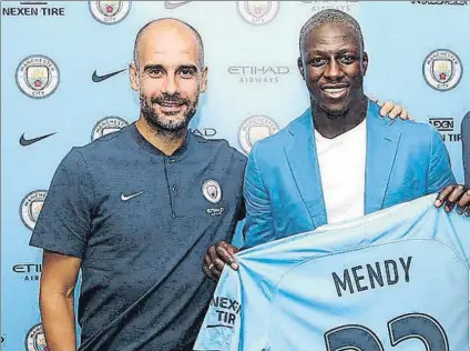  ?? FOTO: MANCHESTER CITY ?? Mendy, junto a Pep Guardiola, el defensa más caro de la historia del fútbol El ya exlateral del Mónaco ha costado 57,5 ‘kilos’