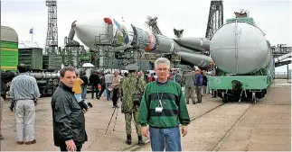  ?? ?? The Soyuz rocket carrying Mars Express arriving at the launch pad, with Terry Ransome (centre foreground)