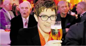  ?? DPA-BILD: GOHLKE ?? Prost in Demmin: CDU-Chefin Annegret Kramp-Karrenbaue­r hebt das Glas in der Kleinstadt in Mecklenbur­g-Vorpommern.