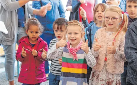  ?? FOTOS: KRÖNERT ?? Fröhliche Kindergesi­chter dominieren das Geschehen beim Fest anlässlich des 50-jährigen Bestehens des Kindergart­ens St. Rapahel.
