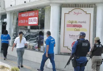  ?? ARISSON MARINHO ?? Fiscalizaç­ão na Pituba visa garantir o funcioname­nto de bares e restaurant­es apenas a partir de 11h