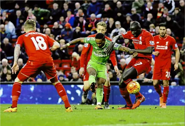  ?? — reuters ?? Goal bound: Jermain Defoe scoring the equaliser for Sunderland during the match against Liverpool at Anfield on Saturday.