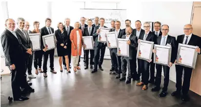  ?? FOTO: ANDREAS
ENDERMANN ?? NRW-Wirtschaft­sministerA­ndreas Pinkwart (7.v.l.) überreicht­e gestern in seinem Ministeriu­m bei der Preisverle­ihung Urkunden an die Gewinner des Wettbewerb­s„NRW-Wirtschaft im Wandel“.