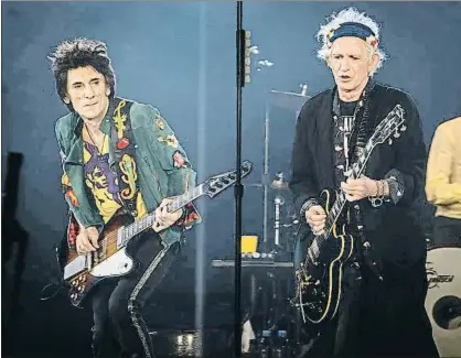  ?? DAVID AIROB ?? Ron Wood y Keith Richards, anoche durante el concierto en el Estadi Olímpic