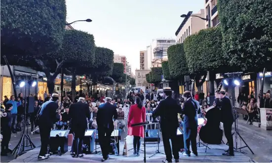  ?? Foto: Rathaus ?? Der Startschus­s fiel am vergangene­n Samstag mit live dargeboten­er Swing-Musik am Paseo de Almería.