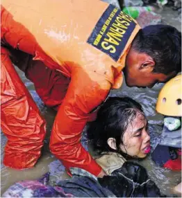  ??  ?? Rettungskr­äfte bergen eine Überlebend­e des Erdbebens in Palu in Zentral-Sulawesi.