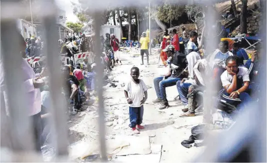  ?? Yara Nardi / Reuters ?? Un grupo de migrantes esperan ser atendidos en Lampedusa (Italia), en septiembre del año pasado.