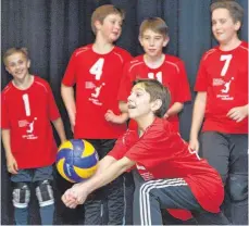  ?? FOTO: PETER SCHLIPF ?? Mit einer Volleyball-Einlage haben die Jungen vom TSV die Sportlereh­rung in Ellwangen aufgelocke­rt.