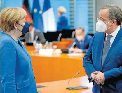  ?? Foto: Afp ?? La canciller alemana, Angela Merkel, habla con el candidato de su partido, Armin Laschet.