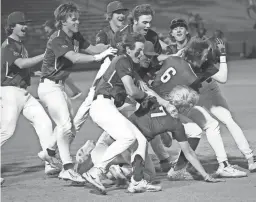  ?? PHOTOS BY MICHAEL CHOW/THE REPUBLIC ?? Hamilton players celebrate after beating Chandler 11-1 in the Class 6A title game at Tempe Diablo Stadium on Tuesday.