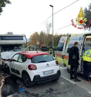  ??  ?? Frontale Il luogo dello schianto in via Santa Romana