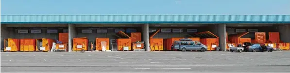  ?? Fotos: Klaus Rainer Krieger ?? Ein Container für jeden Wertstoff. Am Holzweg und in den anderen Wertstoffh­öfen wird sauber getrennt.