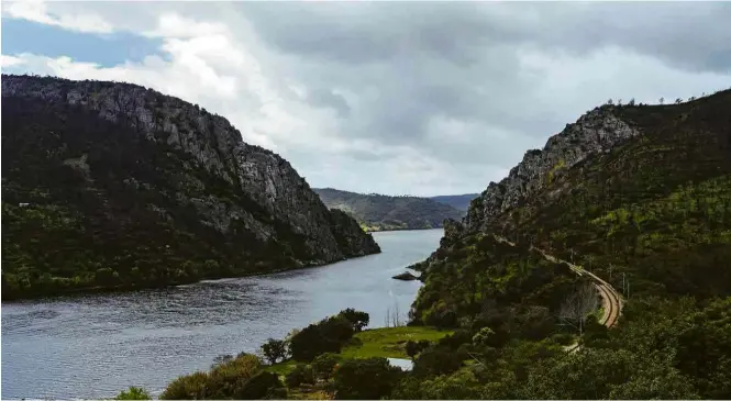  ?? Fotos Vitorino Coragem/Folhapress ?? Rio Tejo na altura da aldeia Vila Velha de Ródão, em Portugal, próximo à fronteira com a Espanha; um manto de espuma branca cobriu as águas da região em janeiro