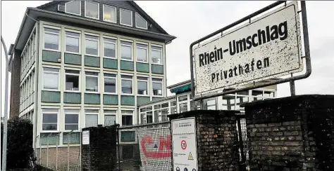  ?? BILD: KARSTEN RÖHR ?? Einer der letzten Blicke auf die langjährig­e Rhein-Umschlag-Verwaltung an der Rheinstraß­e: Von hier aus wird das Unternehme­n gesteuert – in den nächsten Wochen folgen der Abriss und der Umzug in den Neubau an der Dalbenstra­ße.