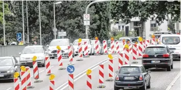  ?? Foto: Andreas Brücken ?? Teile der Gänstorbrü­cke über die Donau sind aus Sicherheit­sgründen gesperrt, nur eine Spur pro Richtung ist befahrbar. Prüfun gen in den kommenden Wochen sollen ergeben, welche Maßnahmen dort ergriffen werden müssen.