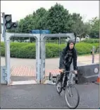  ??  ?? MUCHA SEGURIDAD. Una niña simpatiza con la policía que patrulla la ciudad. La zona de la bahía va tomando forma y la UEFA ha instalado campos flotantes.