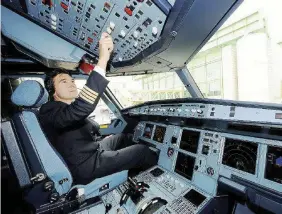  ?? Ansa ?? In cabina di comando Molti piloti stanno lasciando Alitalia per i timori legati al futuro della compagnia