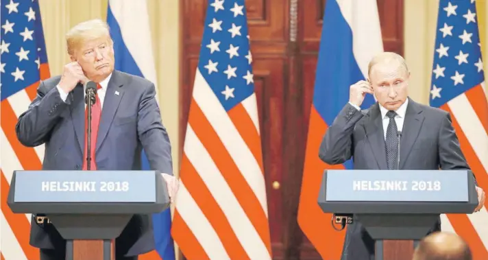  ??  ?? ► El Presidente de Estados Unidos, Donald Trump y su homólogo ruso, Vladimir Putin, durante la conferenci­a en Helsinki, el lunes.