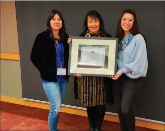  ?? COURTESY PHOTO ?? Tanya Vigil, center, and students with their award Elementary Arts Visiting Artist program.