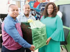 ?? FM ?? The Manica Post Editor, Cletus Mushanawan­i (left) presenting a gift to outgoing Editor, Wendy Nyakurerwa-Matinde, while Diamond station manager, Jabulani Mangezi (centre) looks on. Nyakurerwa-Matinda left The Manica Post after a four-year stint to join The Sunday Mail as the Deputy Editor: — Picture: Tinai Nyadzayo