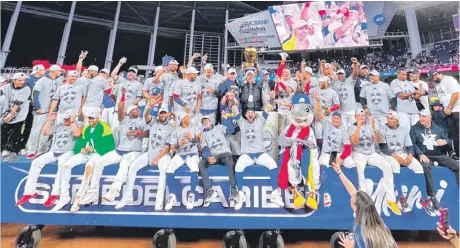  ?? ?? Integrante­s de los Tiburones de la Guaira al momento de recibir el trofeo de campeón tras conquistar la Serie del Caribe en que destronaro­n al Licey de República Dominicana.