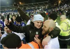  ?? MARKKU ULANDER/AFP PHOTO ?? SERASA JUARA: Suporter Finlandia mengajak Teemu Pukki (kanan) foto bareng setelah memastikan lolos Euro 2020 kemarin.