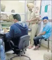  ?? HT PHOTO ?? KLF chief Harminder Singh Mintoo (in blue turban) during his medical examinatio­n at the Moga civil hospital.