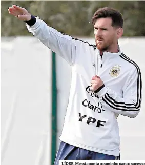  ??  ?? LÍDER. Messi aponta o caminho para o sucesso