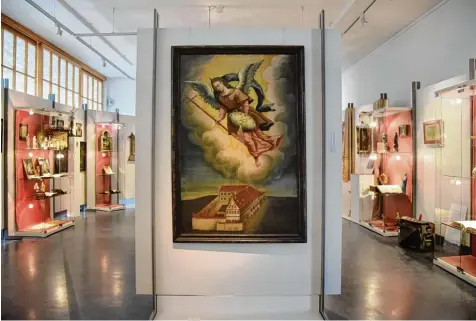  ?? Fotos: Szilvia Izsó ?? Im Oettinger Heimatmuse­um ist eine neue Ausstellun­g zu sehen. „Geteiltes Miteinande­r“zeigt, wie die beiden Konfession­en einst im Ries neben und miteinande­r lebten.