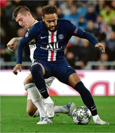  ?? Javier Soriano/AFP ?? Neymar disputa bola com o alemão Kroos durante empate do PSG com o Real Madrid