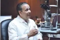  ?? CORTESÍA DEL ESPECIALIS­TA ?? Solución. El doctor Espaillat dice que la única manera de eliminar las cataratas es por medio de cirugía.