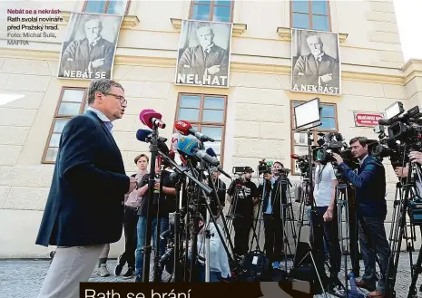  ??  ?? Nebát se a nekrást Rath svolal novináře před Pražský hrad. Foto: Michal Šula, MAFRA