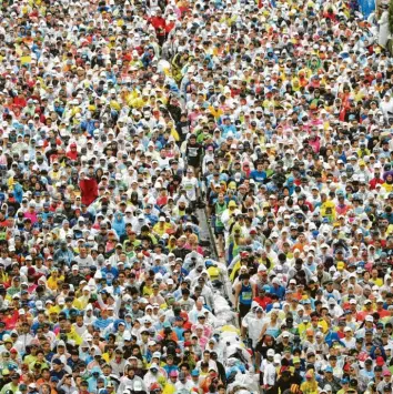  ?? Foto: Kyodo, dpa ?? Jährlich starten 40 000 Läuferinne­n und Läufer in Tokio beim Marathon. Es ist der beliebtest­e Wettbewerb dieser Art weltweit. Das Laufen kommt jenen Charakterz­ügen entgegen, die tief in der Gesellscha­ft verwurzelt sind.