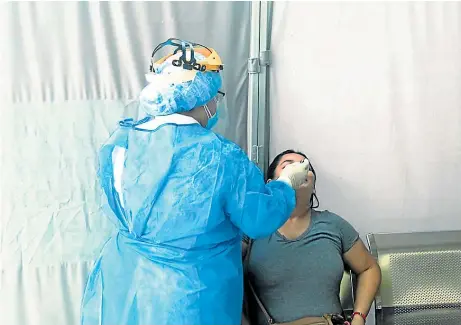  ??  ?? A pacientes que llegan con síntomas de COVID, en el hospital Miguel H. Alcívar, se les hace la prueba.