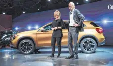  ?? FOTO: DPA ?? Britta Seeger, US-Vertriebsc­hefin, und Daimler-Chef Dieter Zetsche, präsentier­en in Detroit den neuen Mercedes-Benz GLA.