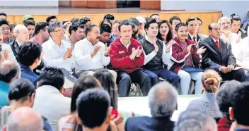  ??  ?? El candidato del PRI a la jefatura de Gobierno, Mikel Arriola, exhortó a egresados y estudiante­s del IPN a que juntos recuperen la capital del país, pues “en los 20 años que ha gobernado la izquierda lo ha hecho mal”.