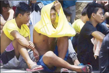  ?? AP ?? Fans of boxing icon Manny Pacquiao endure the scorching heat while watching his fight with American Timothy Bradley yesterday.