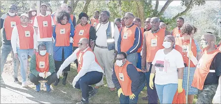  ?? (Pics: Sithembile Hlatshwayo) ?? SA High Commission and the Municipal Council of Mbabane employees posing with Advocate Thokozile Sipamla and the council CEO Gideon Mhlongo.