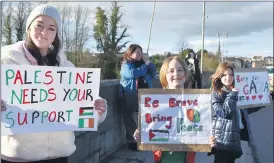  ?? (Photo: Katie Glavin) ?? ‘BE BRAVE, BRING PEACE’ - Liz, Elliott and Skai Brosnan calling for support for Palestine, pictured in Fermoy on Friday.