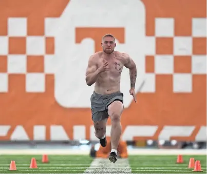  ?? CAITIE MCMEKIN/NEWS SENTINEL ?? McCallan Castles runs the 40-yard dash at Tennessee pro day on Wednesday in Knoxville.