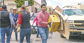  ??  ?? Ante los reclamos de la ciudadanía, el nuevo alcalde de Guadalupe, Julio César Chávez, decidió salir junto con una flotilla de 50 vehículos públicos y particular­es a recolectar los desechos.