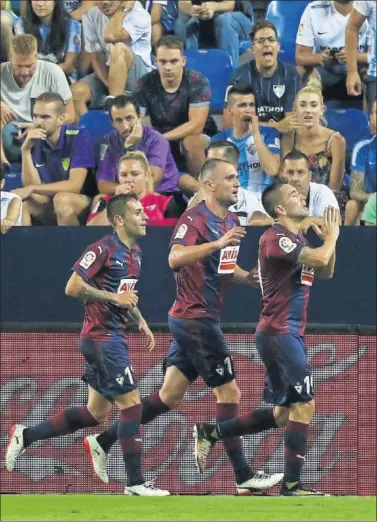  ??  ?? EL GOL. Tras anotar el 0- 1, Charles pidió perdón a su antigua afición.