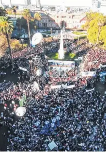  ?? ?? LA MOVILIZACI­ÓN reunió a unas 400 mil personas en CABA.