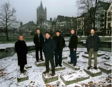  ?? ?? Let it snow: (left) the King’s Singers enjoy winter in Cologne, Germany, 2001; (right) taking part in the BBC’S Christmas Eve Carols from King’s TV broadcast, 2020