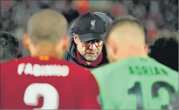  ?? GETTY ?? Liverpool manager Jurgen Klopp talks with players after his side lost 3-2 against Atletico Madrid.
