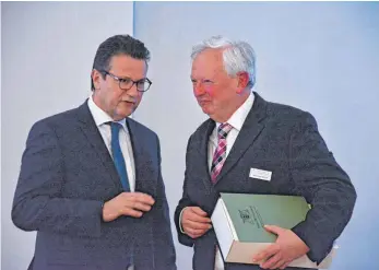  ?? FOTOS: ANNA- LENA BUCHMAIER ?? Bernfried Glück ( rechts) wird von Minister Peter Hauk in den Ruhestand verabschie­det.